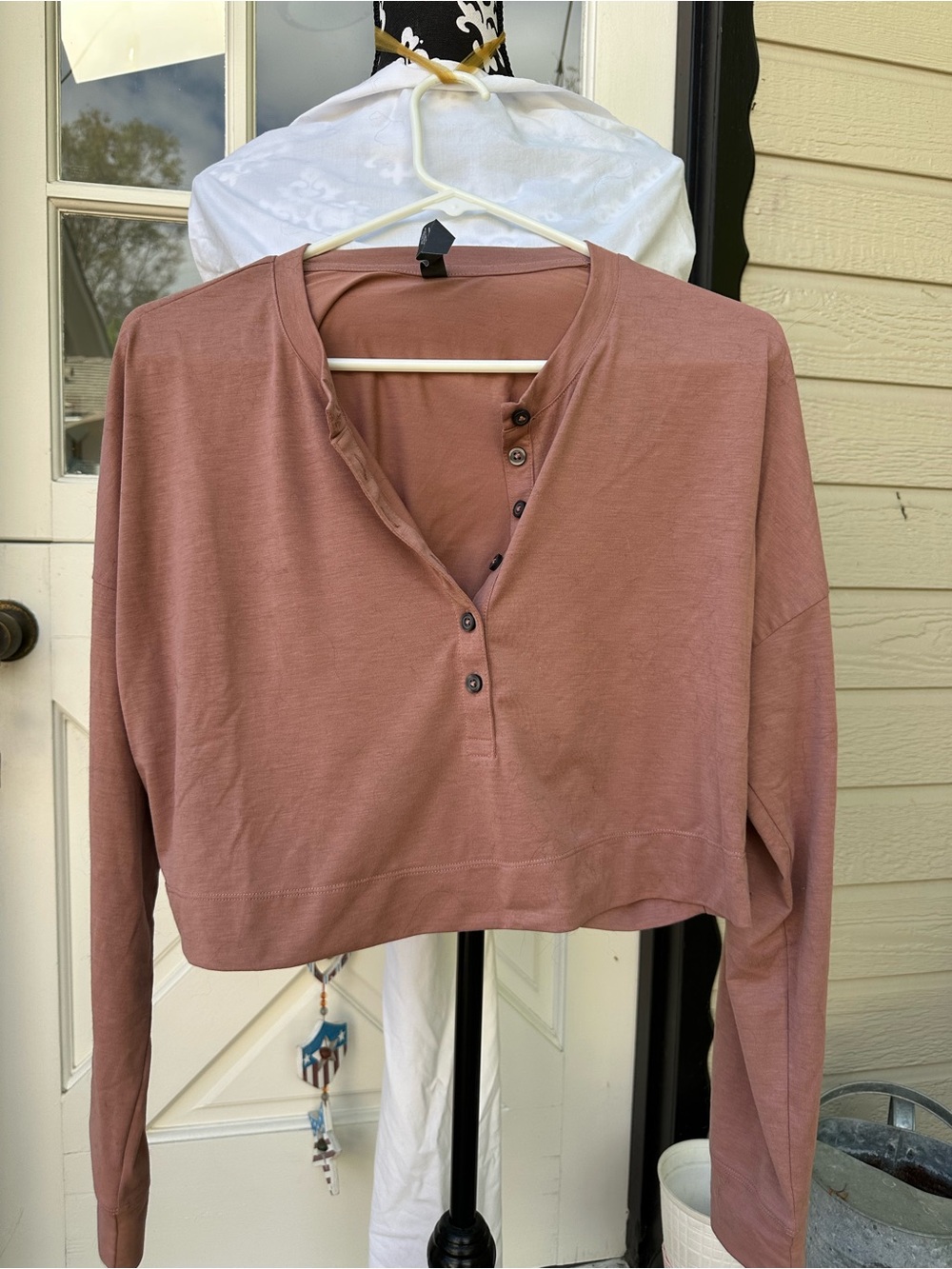 Vuori Cropped Henley Top in Mauve Rose